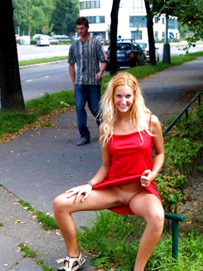 Девушка светит киской на улице