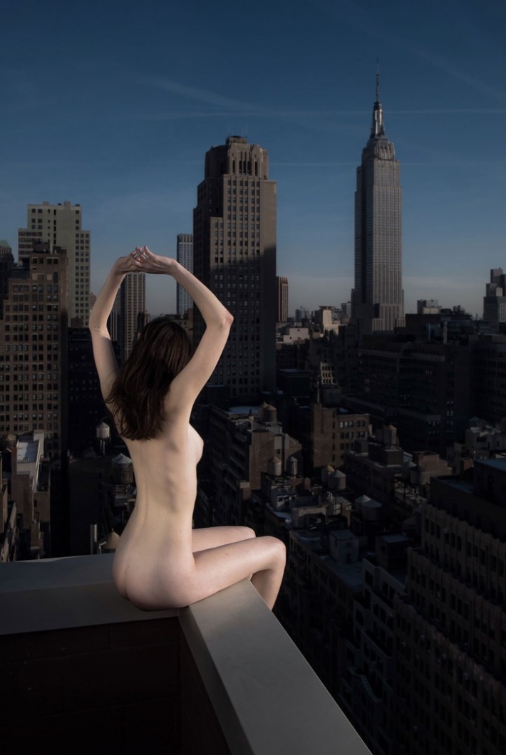 Девушка разделась на крыше