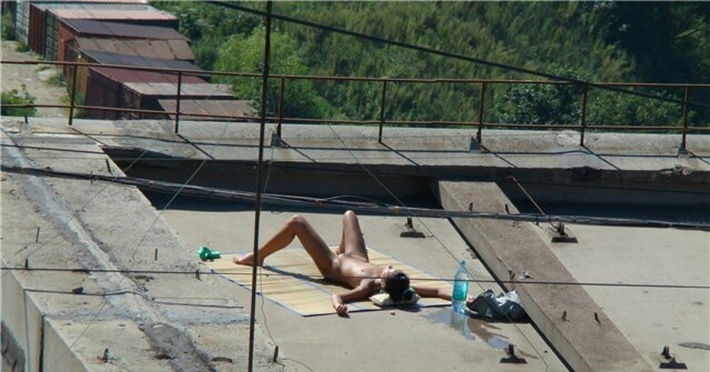 Девушки загорают на крыше