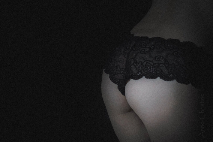 Девушка в черном кружевном белье