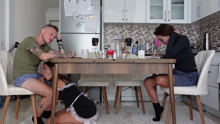 Горничная отсосала под столом