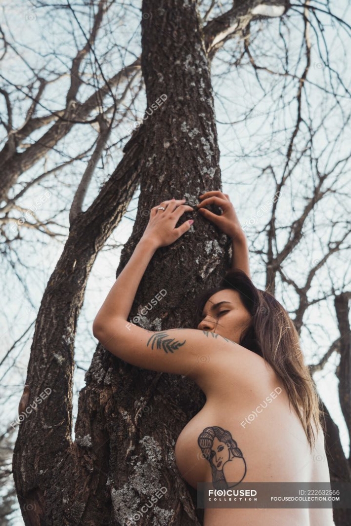 Голые на дереве