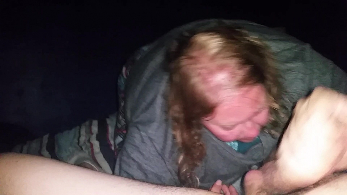 Старая бомжиха отсосала