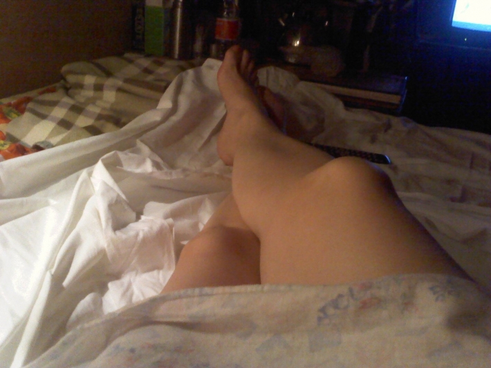 Женские ножки на кровати