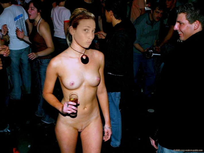 Голые женщины на вечеринке