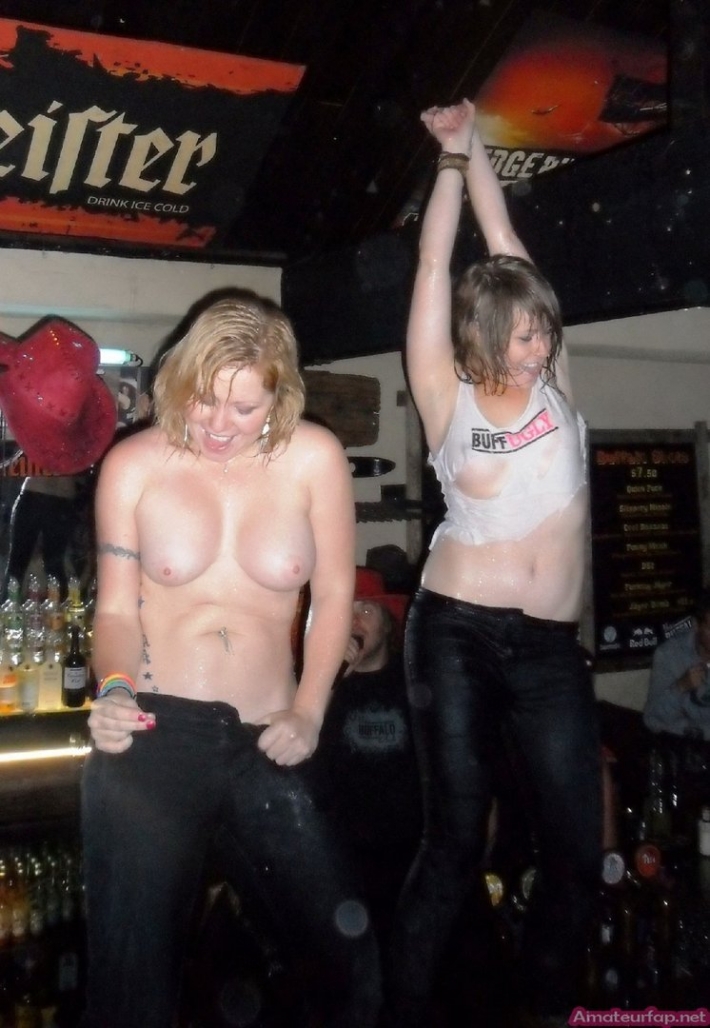 Девки показывают сиськи в клубе