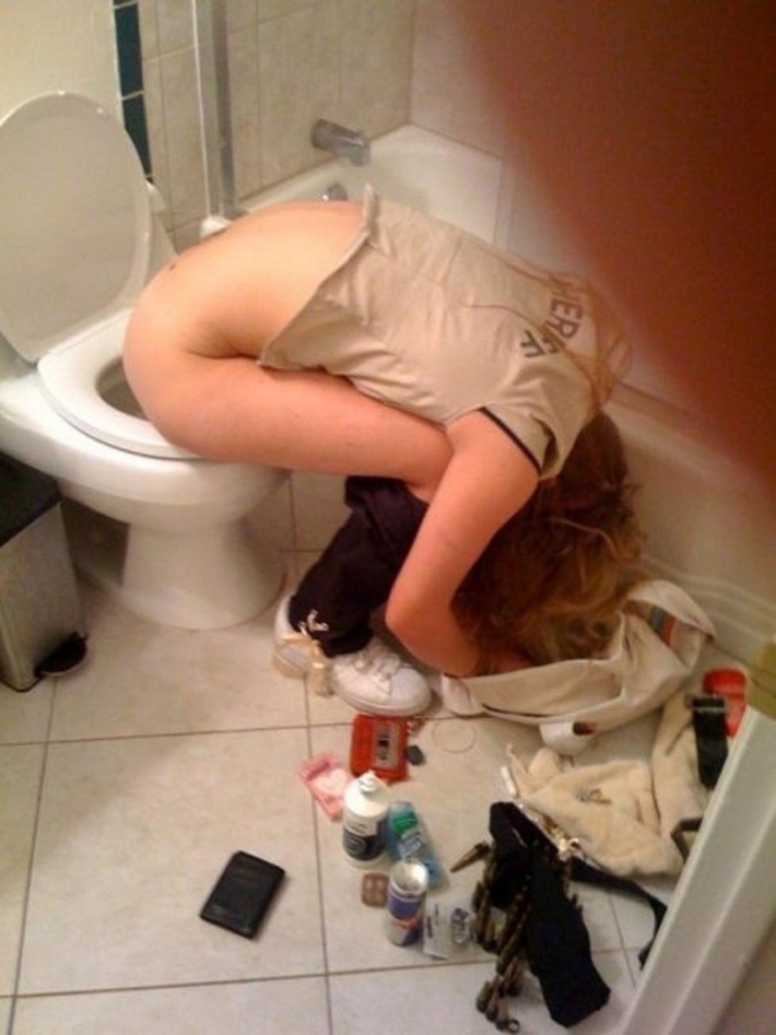 Пьяная девчонка в туалете