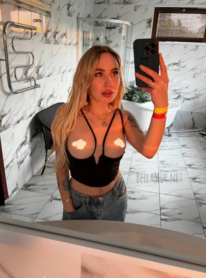 Девушка и женщина