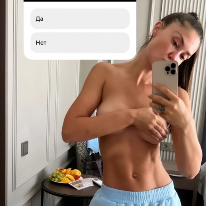 Голая агата муцениеце