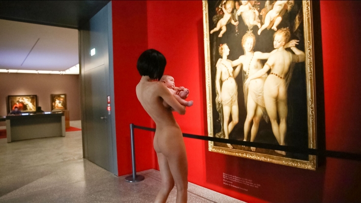 Мило мойре голая в музее