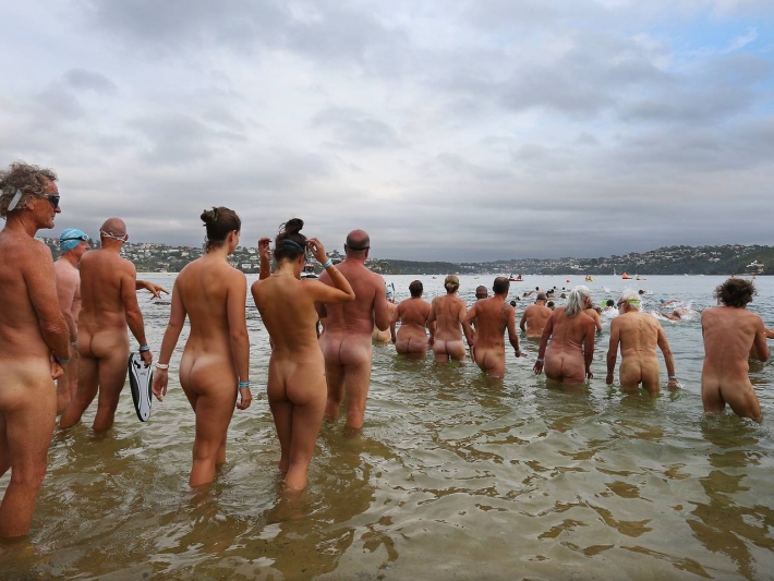 Пляж голых людей