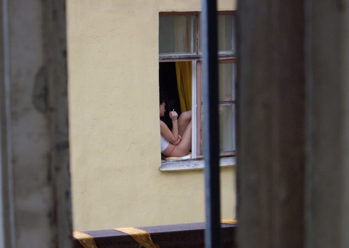 Голые в окнах соседних домов
