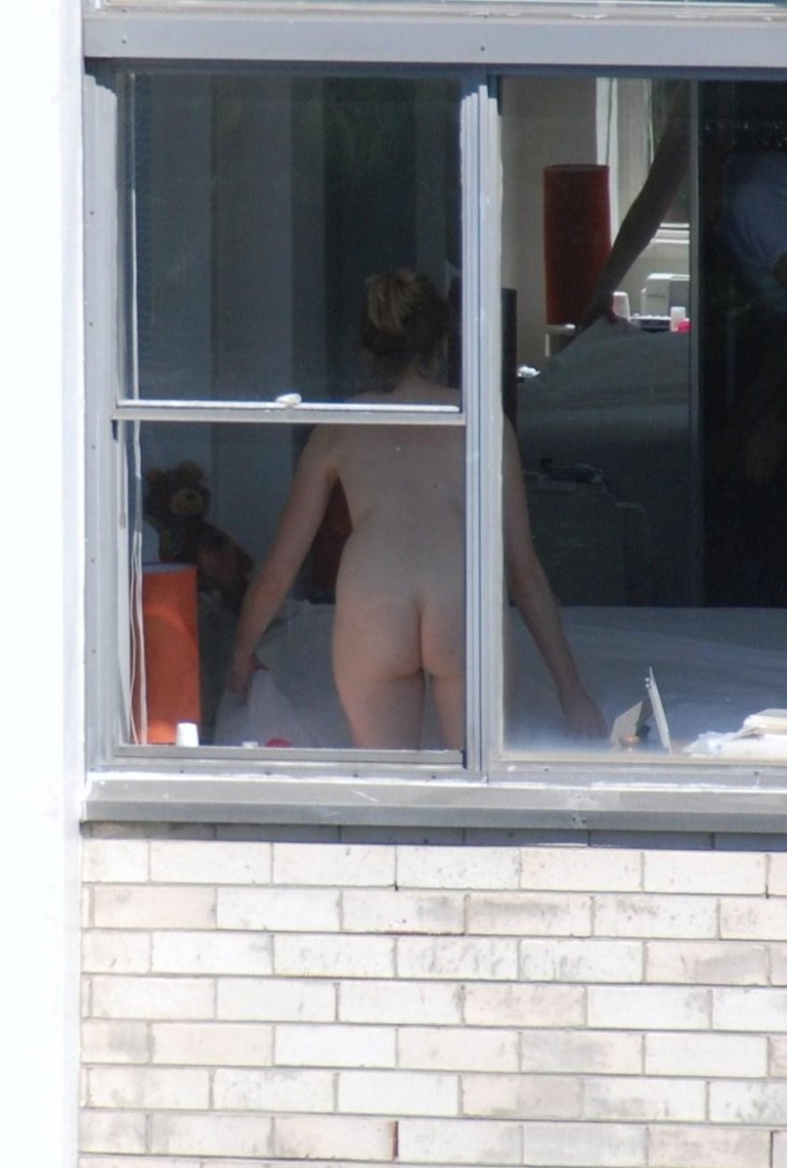 Голые женщины в окнах домов