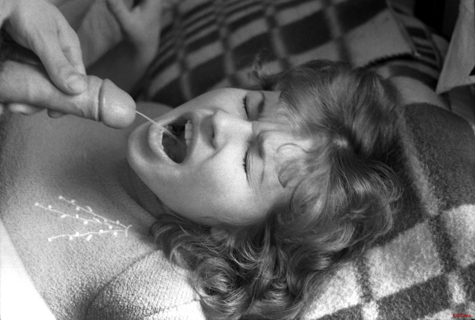 Rus porno video ubb Buvisi va nabirasini sikayotgan boboning porno videosini tomosha qiling.