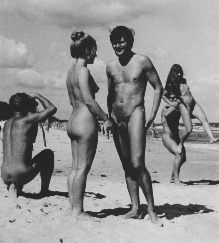 Голые ретро-мальчишки на пляже